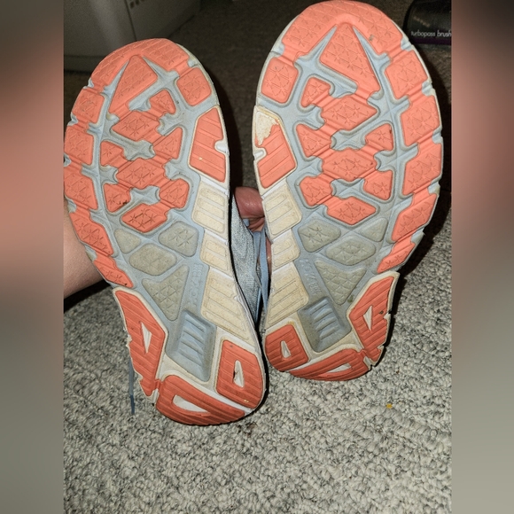 Women's Hoka tennis shoes size 10 - Picture 3 of 4